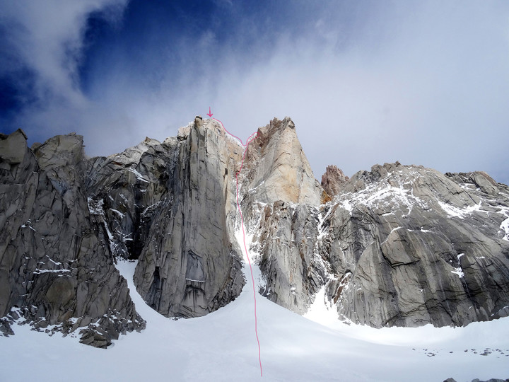routenübersicht-supercanaleta-fitz-roy-uebersicht.jpg <strong><strong>Routenverlauf - <span>Die Supercanaleta (Superkanal) ist der 1200 m emporziehende Schneegully, im oberen Bereich zieht die Route rechts in die Felsrippe </span></strong></strong>© Roli Striemitzer
