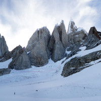 routenverlauf-ragni-torre.jpg <span><strong>Routenverlauf und Zustieg. Von der linken rosaroten Linie am Col Standhardt startend v.l.n.r. die Gipfelspitzen Cerro Standhardt, Punta Heron, Torre Egger und der Cerro Torre</strong> </span><span class=>© Timo Moser</span>