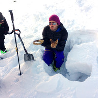 <strong>Mit Händen und Füßen versuchen wir die Materie Schnee und ihre Umwandlung näher zu bringen. </strong><span><strong>Die Schneedeckentests und das Schneeprofil sollte die Umwandlungsprozesse und Gefahrenstellen in der Schneedecke veranschaulichen</strong> </span><span class=>© Michael Pfeiffer</span></p> <p>