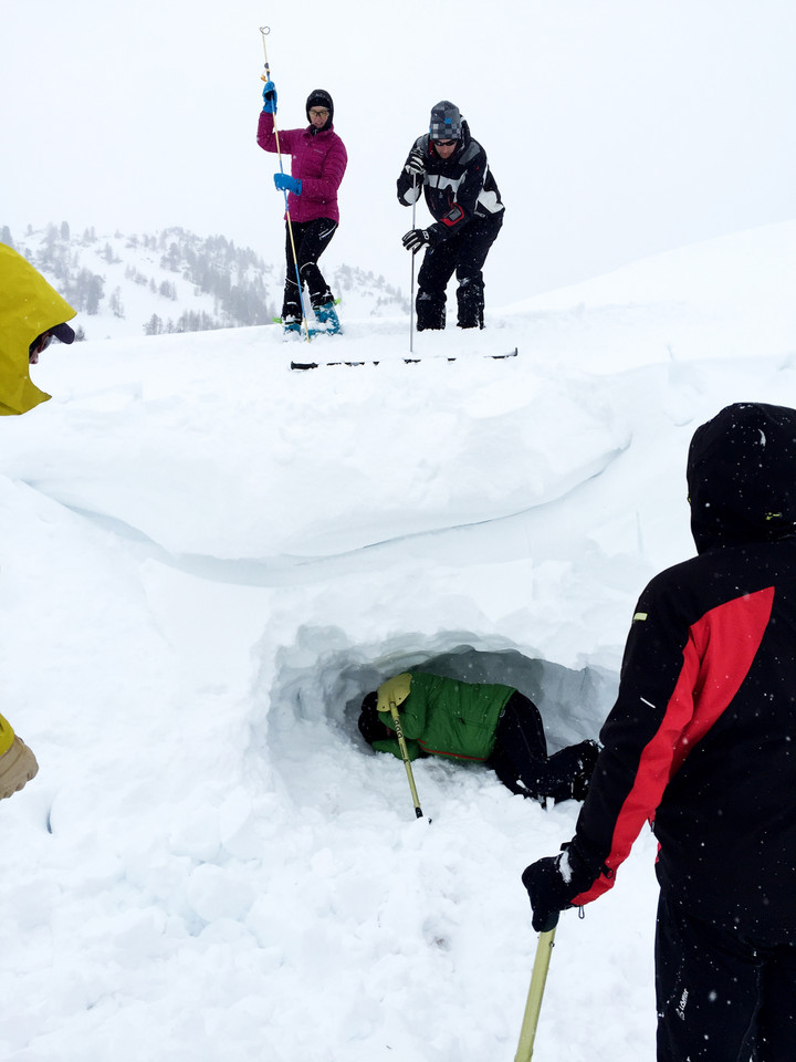 <span><strong>Durch die Sondierungsübungen bekam jeder ein wirkliches Gespür wie sich ein Mensch unter der Schneedecke anfühlt </strong> </span><span class=>© Michael Pfeiffer</span>