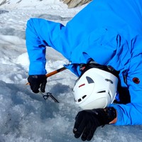 <strong>Bergsteiger dreht eine Eisschraube in das Gletschereis und baut einen Sicherungspunkt (Abalakov-Eissanduhr) zum Abseilen oder Sichern im Eis</strong> <span class=>© Christoph Puggl</span>
