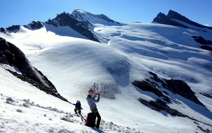 <strong>Bernhard mit Hoher Geiger im Hintergrund in den Hohen Tauern in Salzburg. Spaltenreicher Zustieg führt uns über den Westgletscher zum Geiger über das Maurertörl</strong> <span class=>© Christoph Puggl</span>