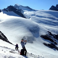 <strong>Bernhard mit Hoher Geiger im Hintergrund in den Hohen Tauern in Salzburg. Spaltenreicher Zustieg führt uns über den Westgletscher zum Geiger über das Maurertörl</strong> <span class=>© Christoph Puggl</span>