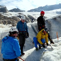 <span><strong>Standplatzbau im Eis wird von Christoph gezeigt und von allen KursteilnehmerInnen geübt</strong> </span><span class=>© Christoph Puggl</span>