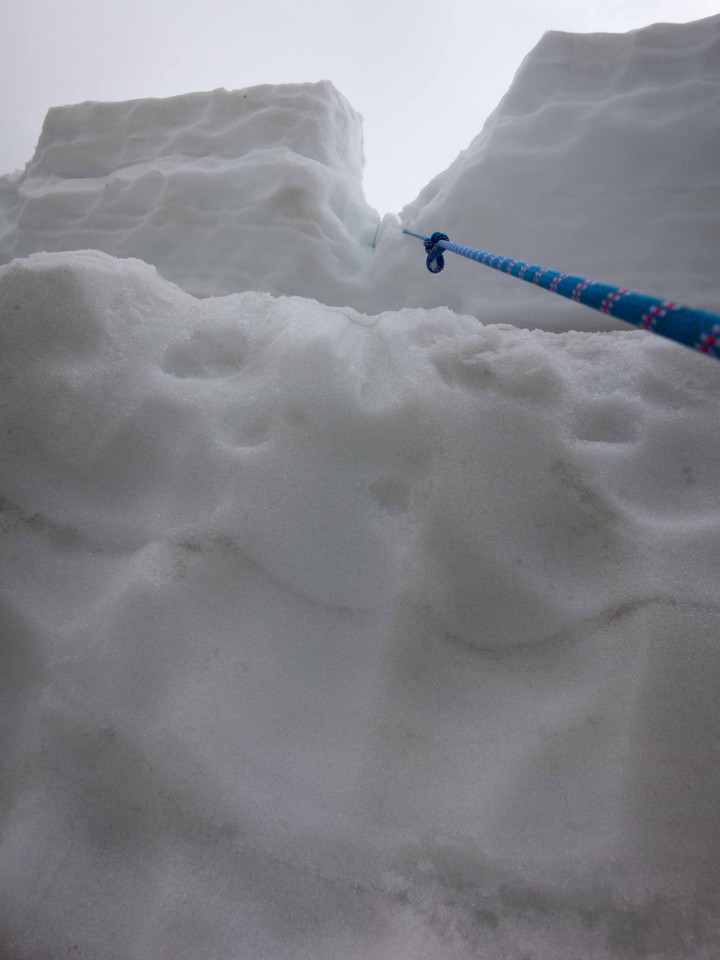 <strong>Spaltenbergung - Prusiken mit Münchhausentechnik und die lose Seilrolle Neu wurde geübt, geübt, geübt bis jeder Knoten und Handgriff wirklich sitzt</strong><span> </span><span class=>© Christoph Puggl</span>