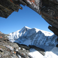 <span><strong>Johannesberg durch ein Felsenfenster am Kastengrat.</strong> <span class=>© Wolfgang Wiesner</span></span>