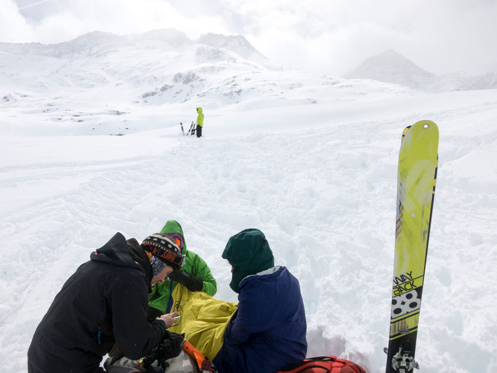 <strong>Warten auf den Hubschrauber nach Knöchelverletzung</strong> <span class=>© Timo Moser</span>