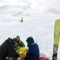 <strong>Warten auf den Hubschrauber nach Knöchelverletzung</strong> <span class=>© Timo Moser</span>