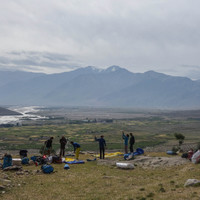 <strong>Zeltaufbau an einem Neuen Ort in der Nähe von Sani - nach dem Erfolglosen Versuch zu unserem eigentlich geplanten Basecamp zu kommen</strong><span> </span><span class=>© Lorin Etzl</span>