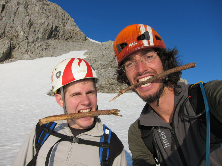 <span><strong>Mit unseren Firnwaffen stürzen wir uns in die Schrambachscharte.</strong> <span class=>© Timo Moser</span>  </span>