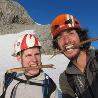 <span><strong>Mit unseren Firnwaffen stürzen wir uns in die Schrambachscharte.</strong> <span class=>© Timo Moser</span>  </span>