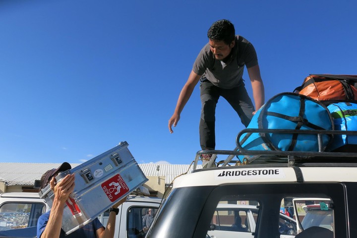 <strong>Der Jeep wird mit unserem Material beladen</strong> <span class=>© Babsi Vigl</span>