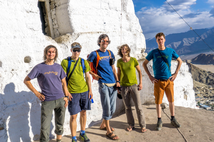 <strong>Das Expeditionsteam; Michi Groher, Thomas Holler, Timo Moser, Babsi Vigl, Lorin Etzl</strong> <span class=>© Jeewan</span>