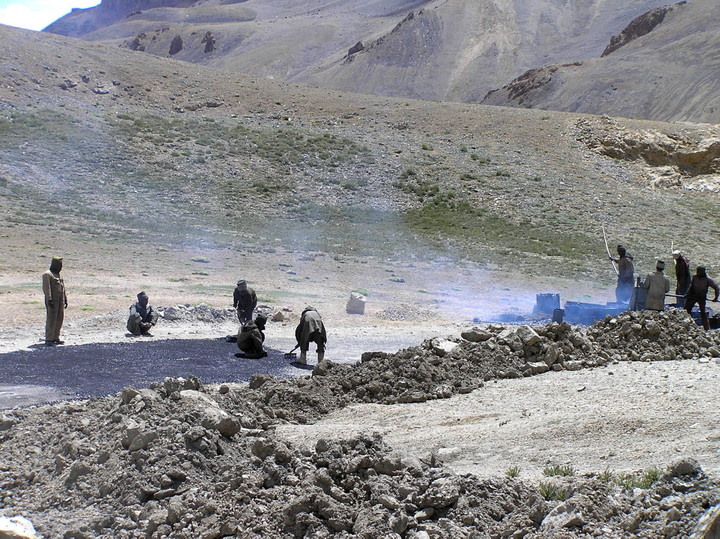 <strong>Straßenarbeiter bei der Asphaltierung</strong> <span class=>© Timo Moser</span>