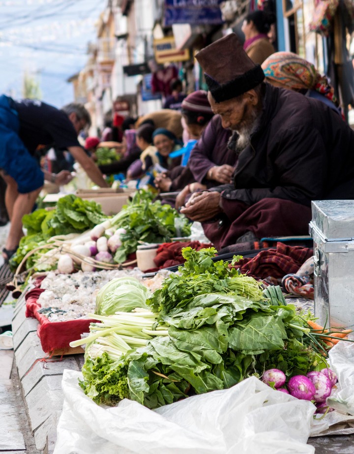 <strong>GemüseverkäuferInnen in der Einkaufsstrasse von Leh</strong> <span class=>© Timo Moser</span>