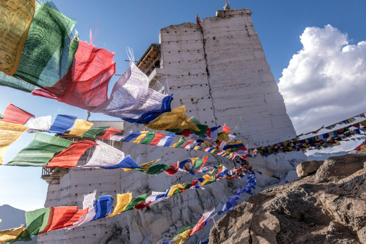 <strong>Gebetsfahnen bei dem <strong>Old Castle und Namgyal Tsemo Gompa</strong></strong> <span class=>© Babsi Vigl</span>