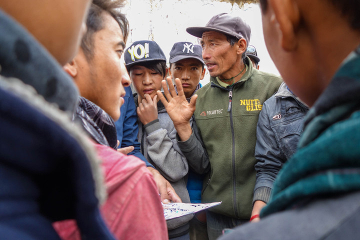 <strong>Diskussion unter den Trägern bei der Lagebesprechung </strong><span class=>© Lorin Etzl</span>