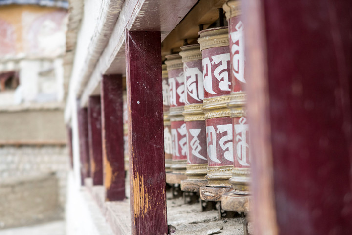<strong>Gebetsmühlen in dem Lamayuru-Kloster oder <span>Yuru-Kloster</span></strong> <span class=>© Timo Moser</span>