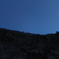<span><strong>Zweite Seillänge nach der Schlucht, die Morgendämmerung beginnt.</strong> <span class=>© Timo Moser</span>  </span>