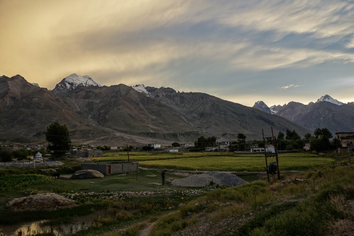 <strong>Padum mit seinen gold-grünen Gerstenfeldern und den vergletscherten Bergen im Hintergrund</strong> <span class=>© Lorin Etzl</span>