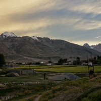 <strong>Padum mit seinen gold-grünen Gerstenfeldern und den vergletscherten Bergen im Hintergrund</strong> <span class=>© Lorin Etzl</span>