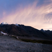 <strong>Ein Kloser bei wundervoller Abendstimmung liegt über Padum </strong><span class=>© Timo Moser</span>