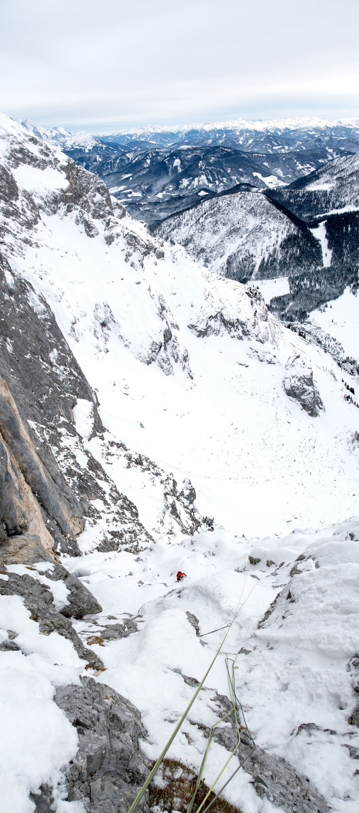 ausstiegsrampe-nachstieg-winterbergsteigen-tennengebirge.jpg <strong>Blick zurück auf die drei (SL 8-10) schon absolvierten Seillängen des Ausstiegsbereich der Südwandrampe.</strong> <span class=>© Timo Moser</span>