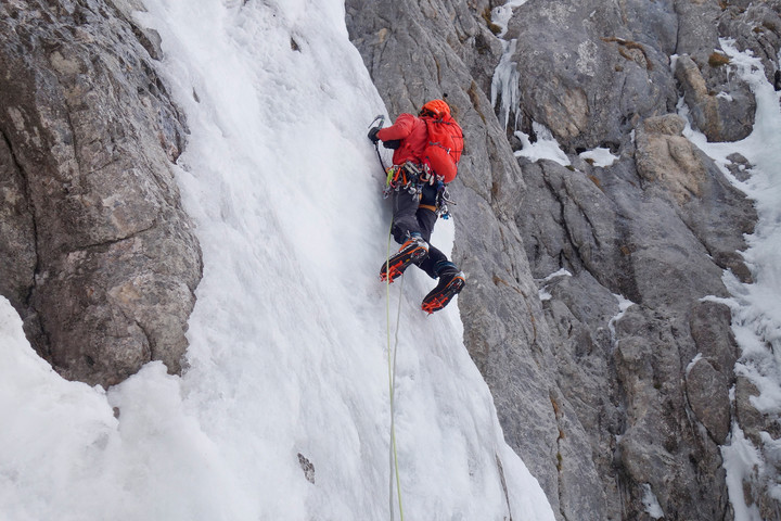 eisklettern-kombiniert-moser.jpg <span><strong>Timo in der ersten Seillänge unserer Route.</strong> </span><span class=>© Felix Autor</span><span> </span>