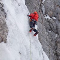 eisklettern-kombiniert-moser.jpg <span><strong>Timo in der ersten Seillänge unserer Route.</strong> </span><span class=>© Felix Autor</span><span> </span>