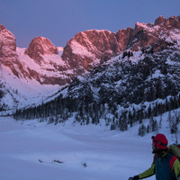 autor-felix-zustieg-gamsmutterkar-hochbrett-bleikogel-angstein.jpg <span><strong>Felix vor der in Morgenröte verfärbten Gamsmutterwand am Ende des Lammertals / Gamsmutterkar.</strong> </span><span class=>© Timo Moser</span> </p> <p>