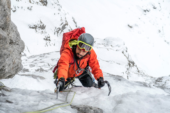 eisklettern-skibrille-bärtiger-mann.jpg <strong>Felix ist im Begriff die sechste Seillänge vollends auf den letzten Metern zu genießen .</strong> <span class=>© Timo Moser</span>