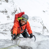 eisklettern-skibrille-bärtiger-mann.jpg <strong>Felix ist im Begriff die sechste Seillänge vollends auf den letzten Metern zu genießen .</strong> <span class=>© Timo Moser</span>