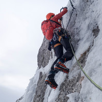 eisschraube-duennes-eis.jpg <strong>Dünne Glasuren und vereiste Graspölster sind unsere freundlichen Wegbegleiter bis zum Ausstieg.</strong> <span class=>© Felix Autor</span>