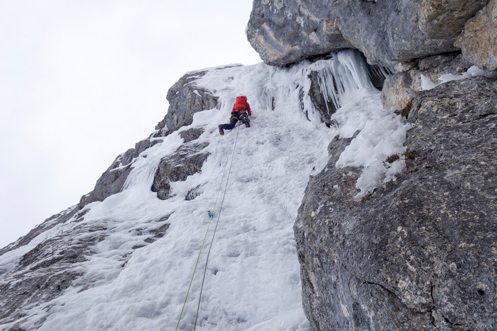 eisvorhang-vorstieg-steil-wasserfall.jpg <strong>7te und eine der kompaktesten Eisseillänge.</strong> <span class=>© Felix Autor</span>