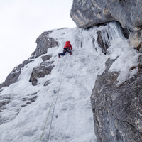 eisvorhang-vorstieg-steil-wasserfall.jpg <strong>7te und eine der kompaktesten Eisseillänge.</strong> <span class=>© Felix Autor</span>