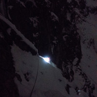 13Sl-nachstieg-stirnlampe-bergsteigen.jpg <strong>Felix in der vorletzten Seillänge unserer Tour.</strong> <span class=>© Timo Moser</span>