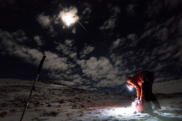 mond-rucksackpacken-schein-lichtstimmung.jpg <strong>Der Mond erscheint und die Stimmung steigt.</strong> <span class=>© Timo Moser</span>