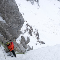 sicherer-stand-kopfschlinge-nische.jpg <strong>Blick zurück aus der 7ten Seillänge - das Eis wird von den Schneebändern geschickt versteckt.</strong> <span class=>© Timo Moser</span>