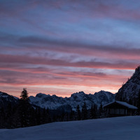 sonnenaufgang-lammertal-gosaukamm.jpg <span><strong>Sonnenaufgang über dem Gosaukamm vom Lammertal aus gesehen.</strong> </span><span class=>© Timo Moser</span><span> </span>
