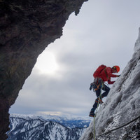 timo-moser-glasur-kalkplatte.jpg <strong>Weiterweg von einer gemütlichen Felsnische aus über Glasuren und Eisvorhänge.</strong> <span class=>© Felix Autor</span>