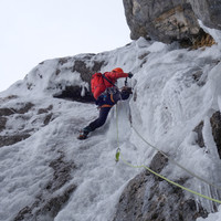 zauber-dervergänglichkeit-ueberronnener-fels.jpg <strong>Timo kratzt sich empor in der 6ten Seillänge.</strong> <span class=>© Felix Autor</span>