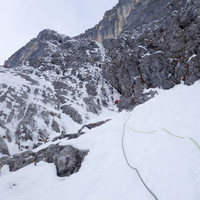 zweiter-eisschlauch-schneerampe.jpg <strong>Timo am Beginn der zweiten Eisverschneidung beim Standplatz basteln.</strong> <span class=>© Felix Autor</span>