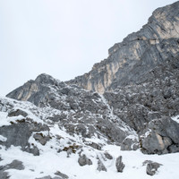 zweiter-eisschlauch-kombiniertes-gelände.jpg <strong>Blick in die nächste vereiste Verscheidungslängen - vorerst gilt es sich bis dorthin durch den Schnee zu graben.</strong> <span class=>© Timo Moser</span>