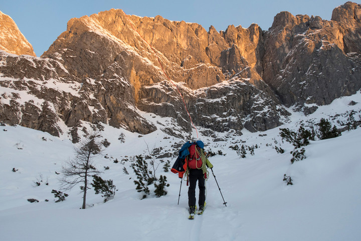 skizustieg-gamsmutterwand-tennengebirge-route.jpg <strong>Skizustieg ins Gamsmutterkar mit den letzten Sonnenstrahlen in der Gamsmutterwand für diesen Tag.</strong> <span class=>© Timo Moser</span>