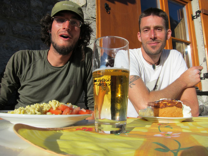 <span><strong>Zufriedenen Völlerei auf der Blaueishütte nach erfolgreicher Begehung</strong> <span class=>© Timo Moser</span></span>