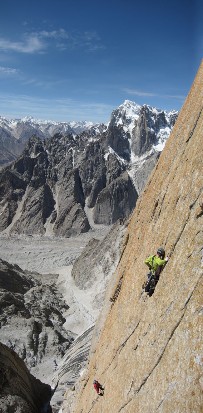 IMG_2046.jpg <span><strong>Basti 3 SL mit Uli Biaho und unserem geliebten Abstieg im Hintergrund </strong><span class=>© Timo Moser </span></span>