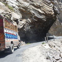 P1020881.jpg <span><strong>Auf dem Karakorum Highway, die Lastwagen sind meist kunstvoll verziert</strong> <span class=>© Timo Moser</span> </span>