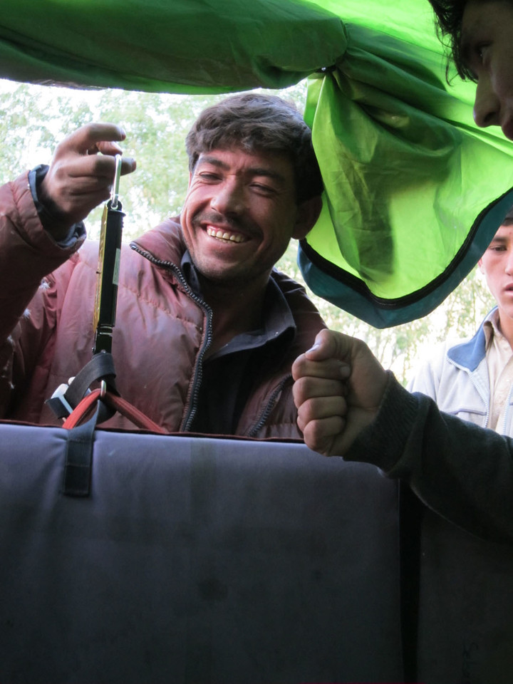 IMG_0525.jpg <span><strong>Die Träger beim gerechten Gewichteverteilen</strong> <span class=>© Timo Moser</span> </span>