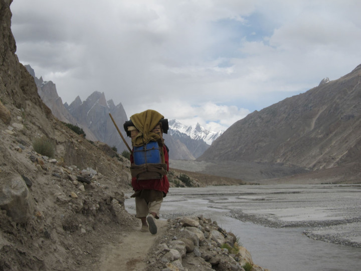 IMG_0692.jpg <span><strong>Unglaublich was die Träger schleppen und leisten, im Hintergrund der Baltoro Gletscher</strong> <span class=>© Timo Moser</span> </span>