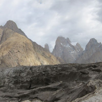 IMG_0728.jpg <span><strong>Unser erster Blick, kleines Zapferl Trango Tower, großer rechts Great Trango und nochmal rechts Kleine Kathedrale</strong> <span class=>© Timo Moser</span></span>